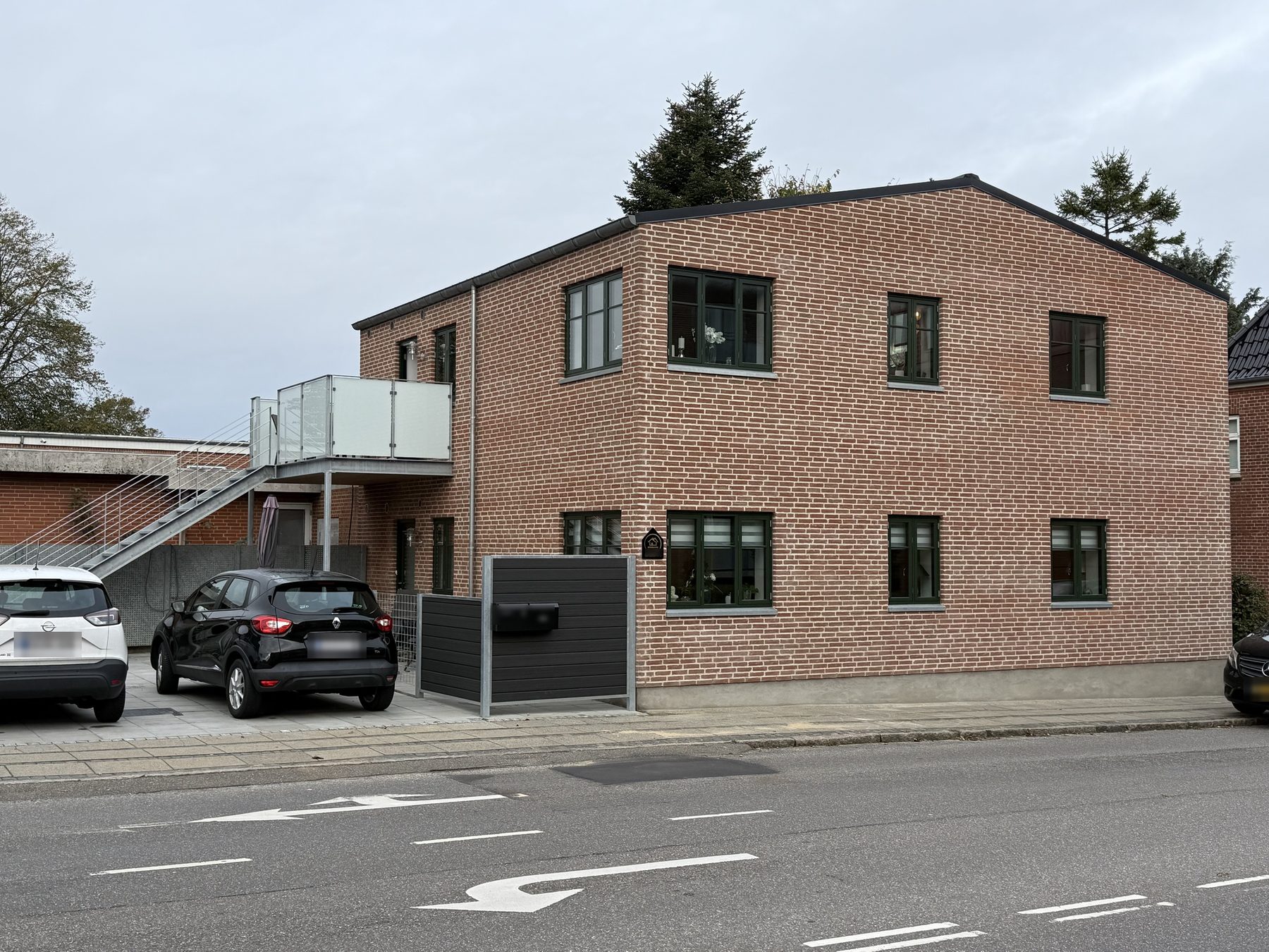 Gavl og facade mod vejen